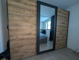 Kleiderschrank mit Schiebetüren und viel Stauraum