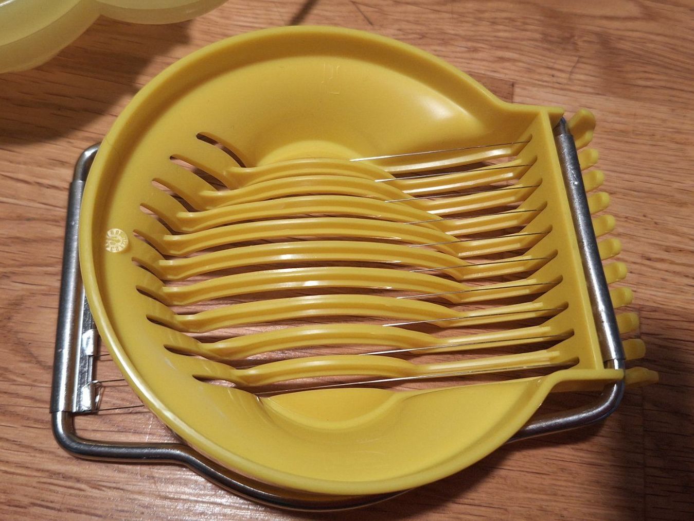 Contenitori & Simili: Vintage ,6er Picnic-Eierbehälter u. Eierschneider gelb – Usato da Dornach venduto da majo8689 5