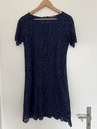 Dunkelblaues Kleid mit Spitze, neuwertig