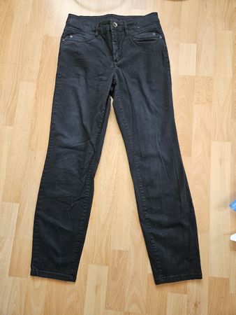 Hose Yessica, Schwarz