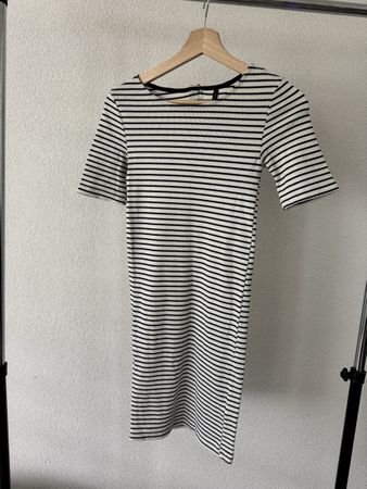 Gestreiftes Sommerkleid von Stradivarius, S