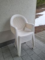 4 Plastikstühle (sehr guter Zustand, stabil)