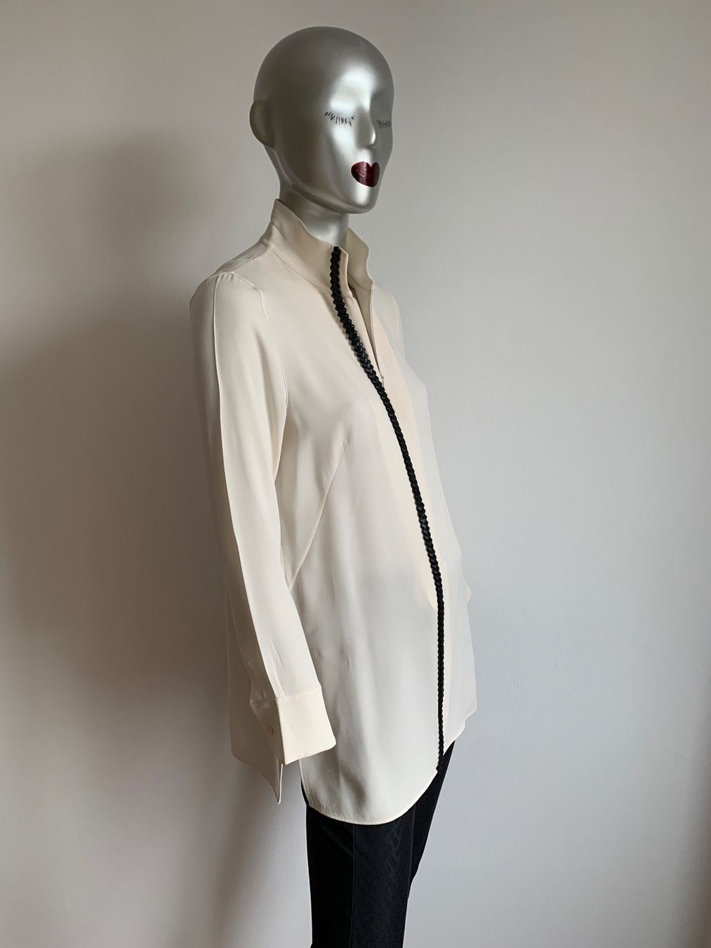 Akris Camicette: AKRIS: puderfarbene Seiden-Bluse mit Lederverzierung – Usato da Luzern venduto da paulablue 2