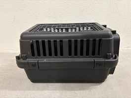Praktische Transportbox für kleine Hunde oder Katzen.