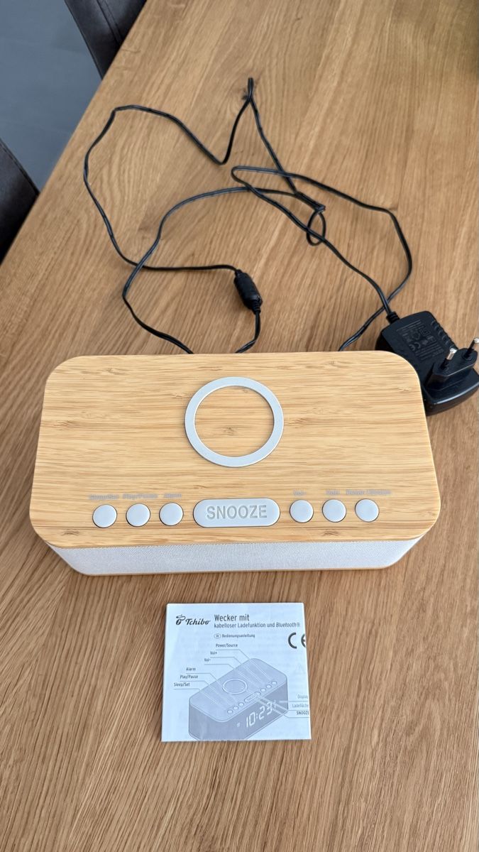 Sveglie: Tchibo Radiowecker Holzoptik mit Bluetooth & Qi-Ladefl. – Usato da Alchenflüh venduto da Scoobydoo6 1