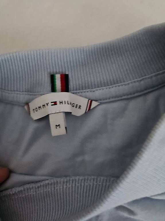 Tommy Hilfiger T-Shirts: Tommy Hilfiger T-Shirt – Neu (gemäss Beschreibung) aus Zollikofen von nel_5f8w 1
