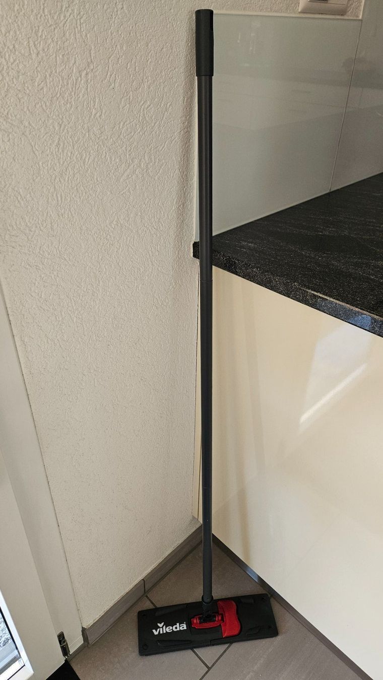 Autres articles pour la maison: Vileda Wischsystem Eimer mit Stiel und Wischkopf – D'occasion à Schmitten FR par ElianeMoullet