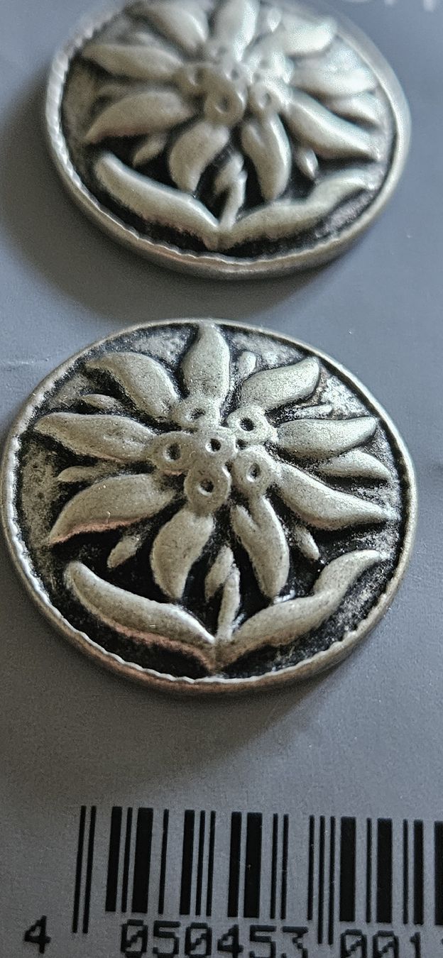 Bottoni: 2 boutons edelweiss argenté 23mm – Nuovo e nell'imballaggio originale da Carouge GE venduto da Lea000 1