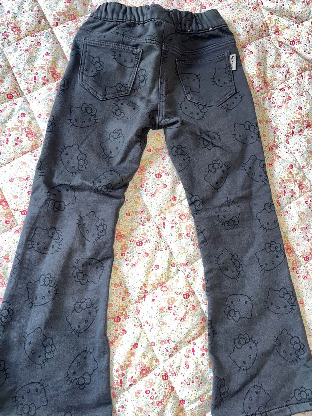 C&A Pantaloni: Grey Hello Kitty flared jeans 7 years/122cm – Usato da Genève venduto da dmt_y25y 1