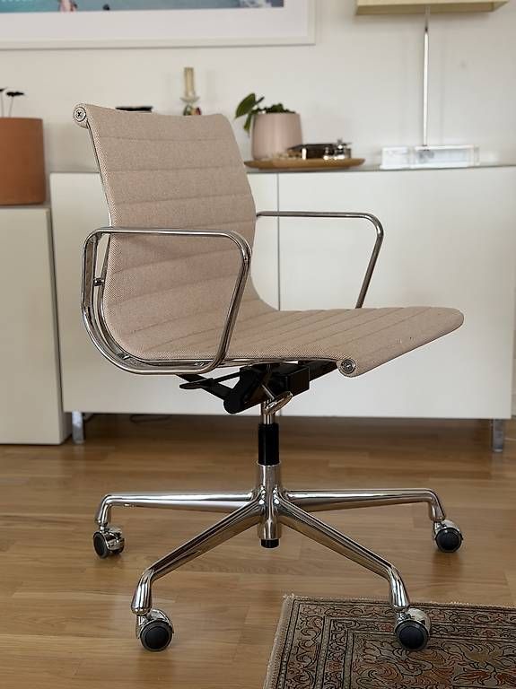 Sessel: Fauteuil de bureau Vitra Aluminium EA118 – Gebraucht aus Lausanne von VintageWonders