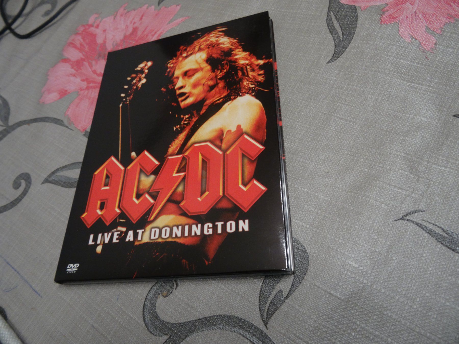 Tutti i DVDs: AC/DC - Live At Donington DVD – Usato da Olten venduto da Disc-Verkauf
