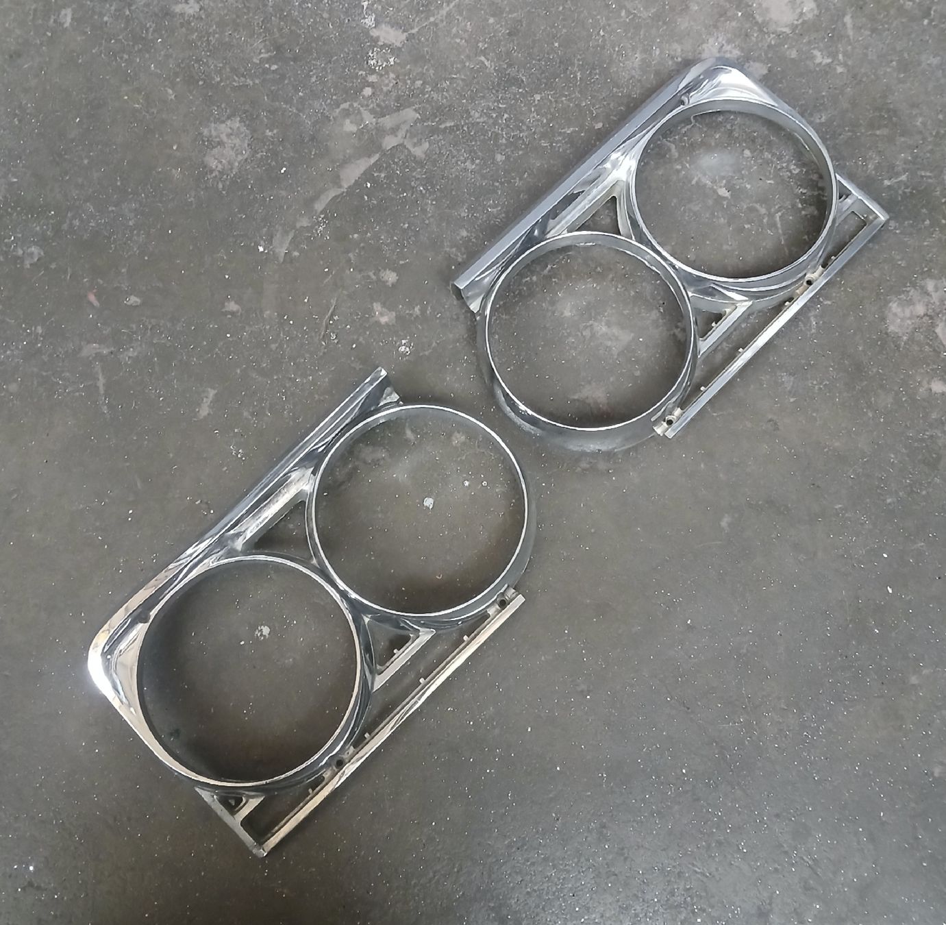 Buick Tutti pezzi di ricambio auto: Chrome de phare Buick Skylark 65 – Usato da la heutte venduto da Auto-stock