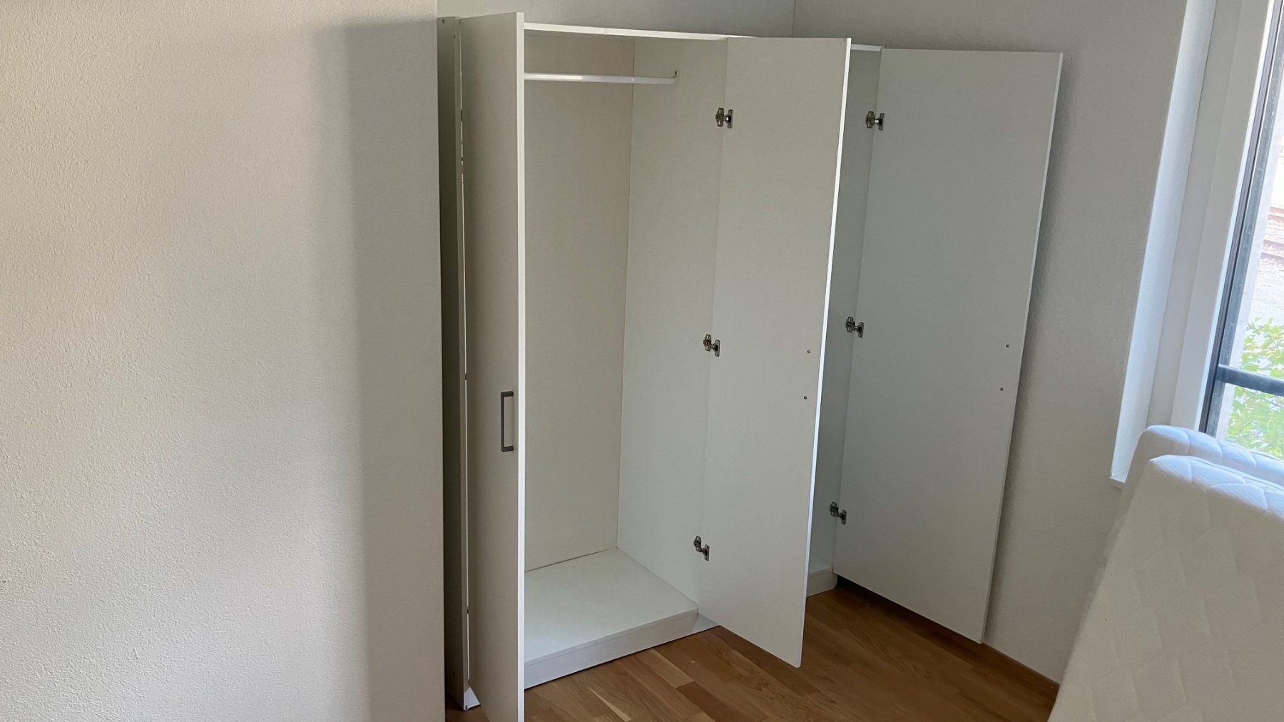 Schränke: Kleiderschrank, gebraucht – Gebraucht aus Root von kimvbui 2