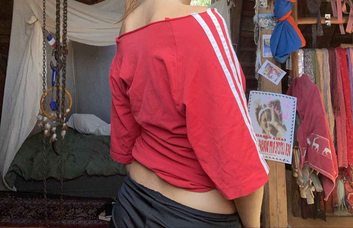 Adidas Top: Schulterfreies Adidas Shirt – Usato da Rehetobel venduto da Jahbleh