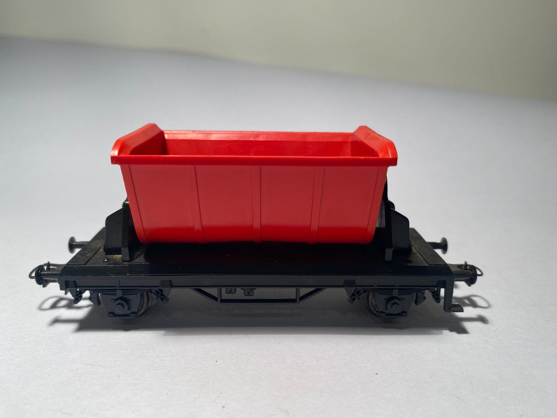 Roco Modellini di ferrovie: ROCO, Loorenwagen rot, DC Achsen – Usato da Buchrain venduto da Modellbahn11