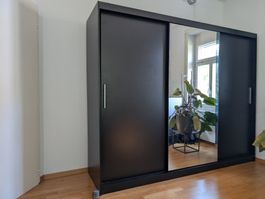 Kleiderschrank mit Spiegel