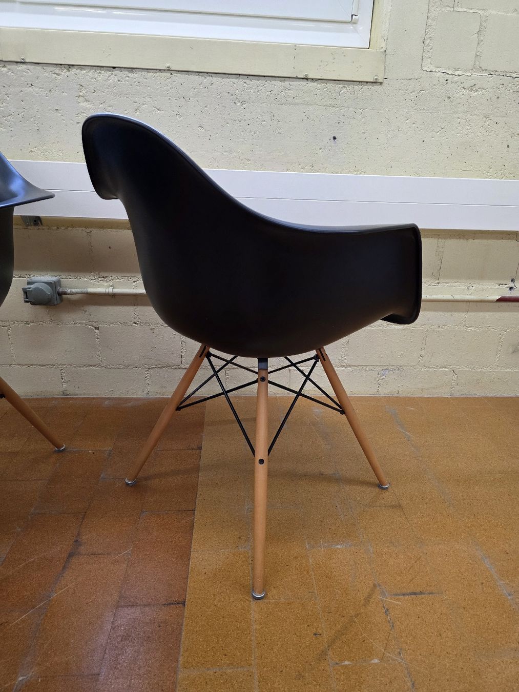 Vitra Chaises: Designer Stühle Eames Vitra DAW in schwarz – D'occasion à Lichtensteig par Polsterwerk 3
