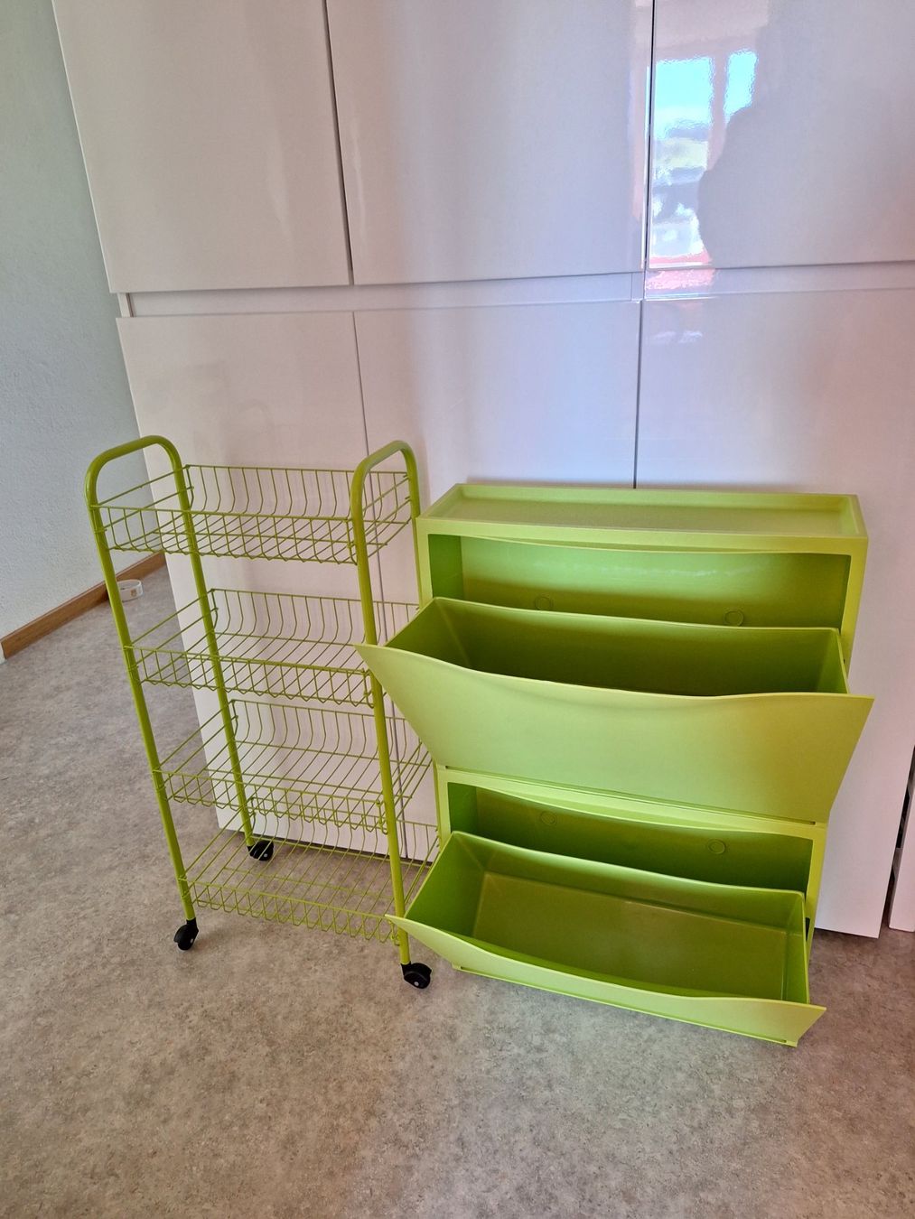 Scaffali: Grünes Regal mit Rollen & 2er Schubladenmöbel – Usato da Worb venduto da nfsolutions 1