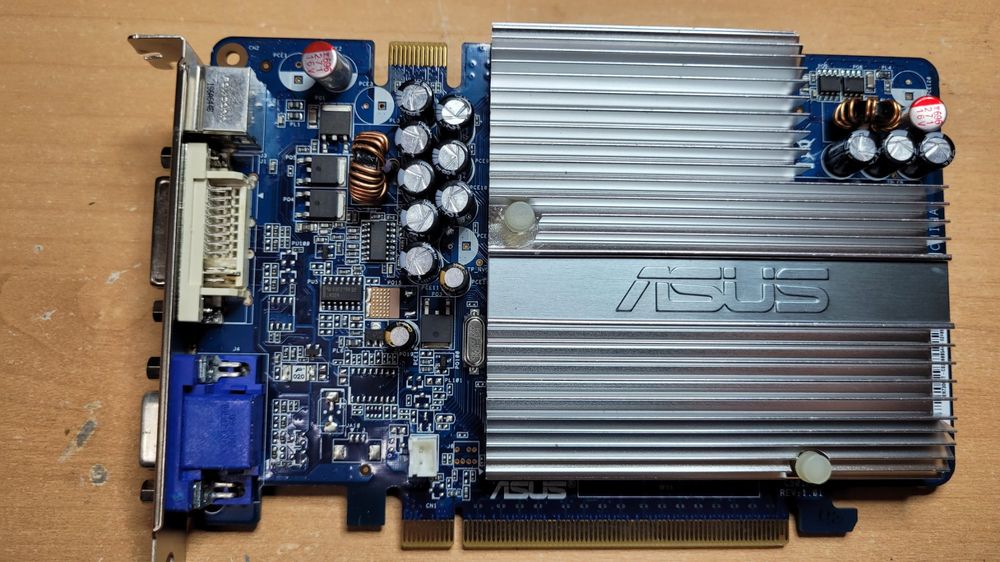 Carte vidéo ASUS NVIDIA GeForce 7300 SE 128 Mo EN7300SE (DVI & S