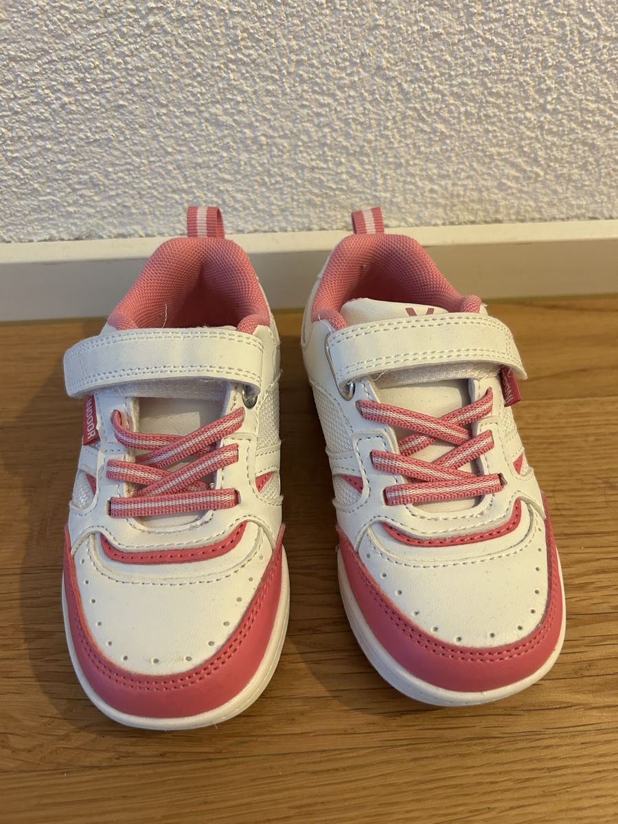Dosenbach Schuhe für Mädchen: Hallenturnschuhe Vty Grösse 26 – Gebraucht aus Lenzburg von Veidnolya