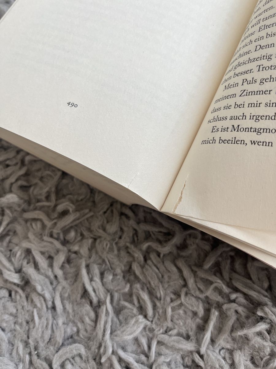 Bücher: Roman "hold me" Anna Savas – Gebraucht aus Kaltenbach von happysunshineee 4