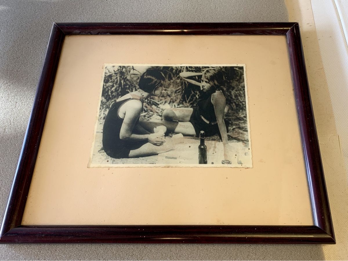 Foto & Immagini: Zwei deutsche Mädchen beim Picknick -  Bauhaus? – Usato da Steinmaur venduto da Flashy01