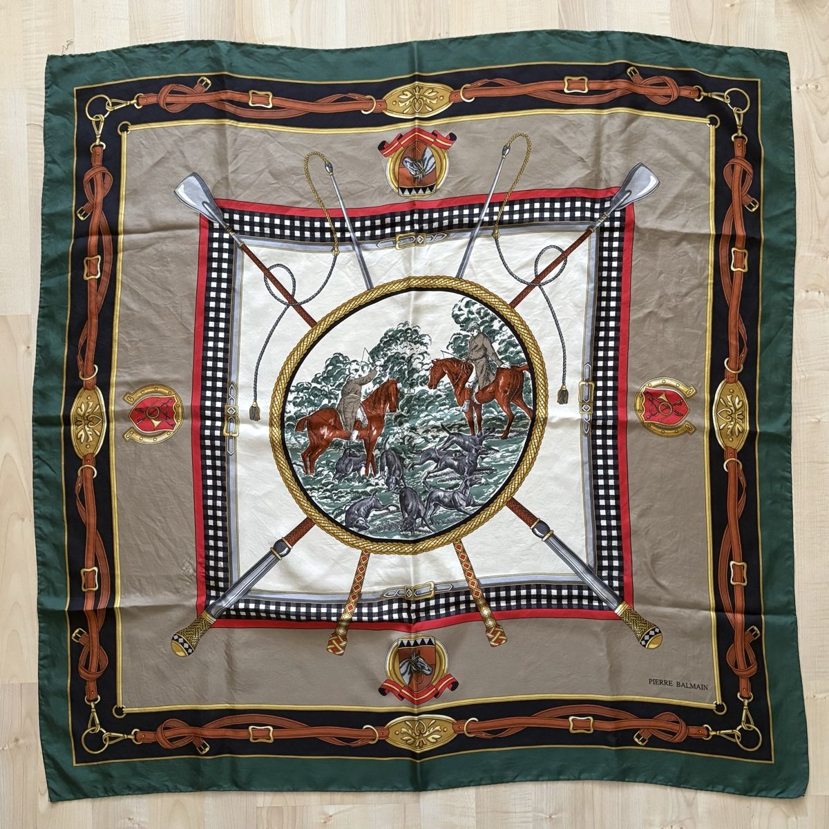 Balmain Foulard & Sciarpe: Seidentuch Pierre Balmain mit Pferde-/Jagdmotiv – Usato da Kreuzlingen venduto da sasha__