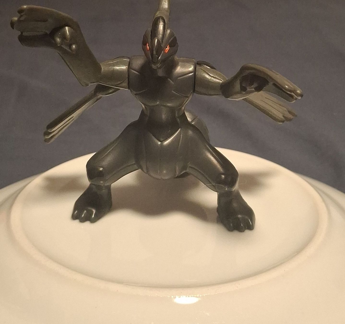 Pokémon Statuette: Pokemon Figur Zekrom schwarz Gebraucht – Usato da Worb venduto da jbu_j8np