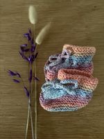 NEU Kleine Hausschuhe häkeln Baby Regenbogen Pastell