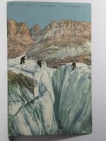 Sur le glacier. Une crevasse.  Gletscherpartie , Bergsteiger
