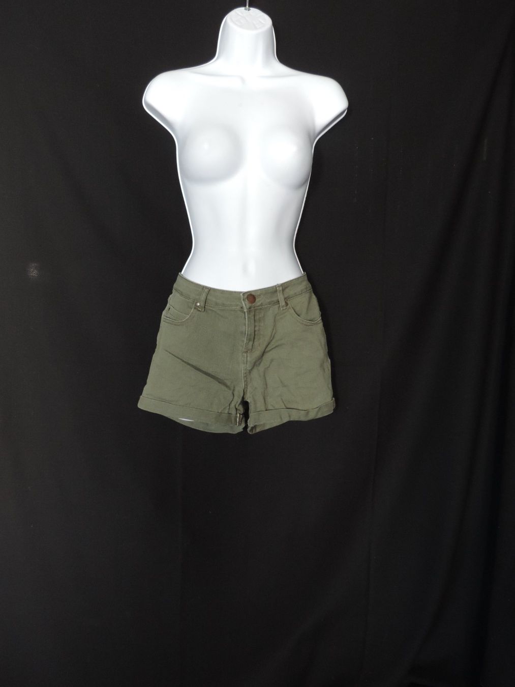 Pantalons: short vert kaki – D'occasion à Genève par Axelle333 2