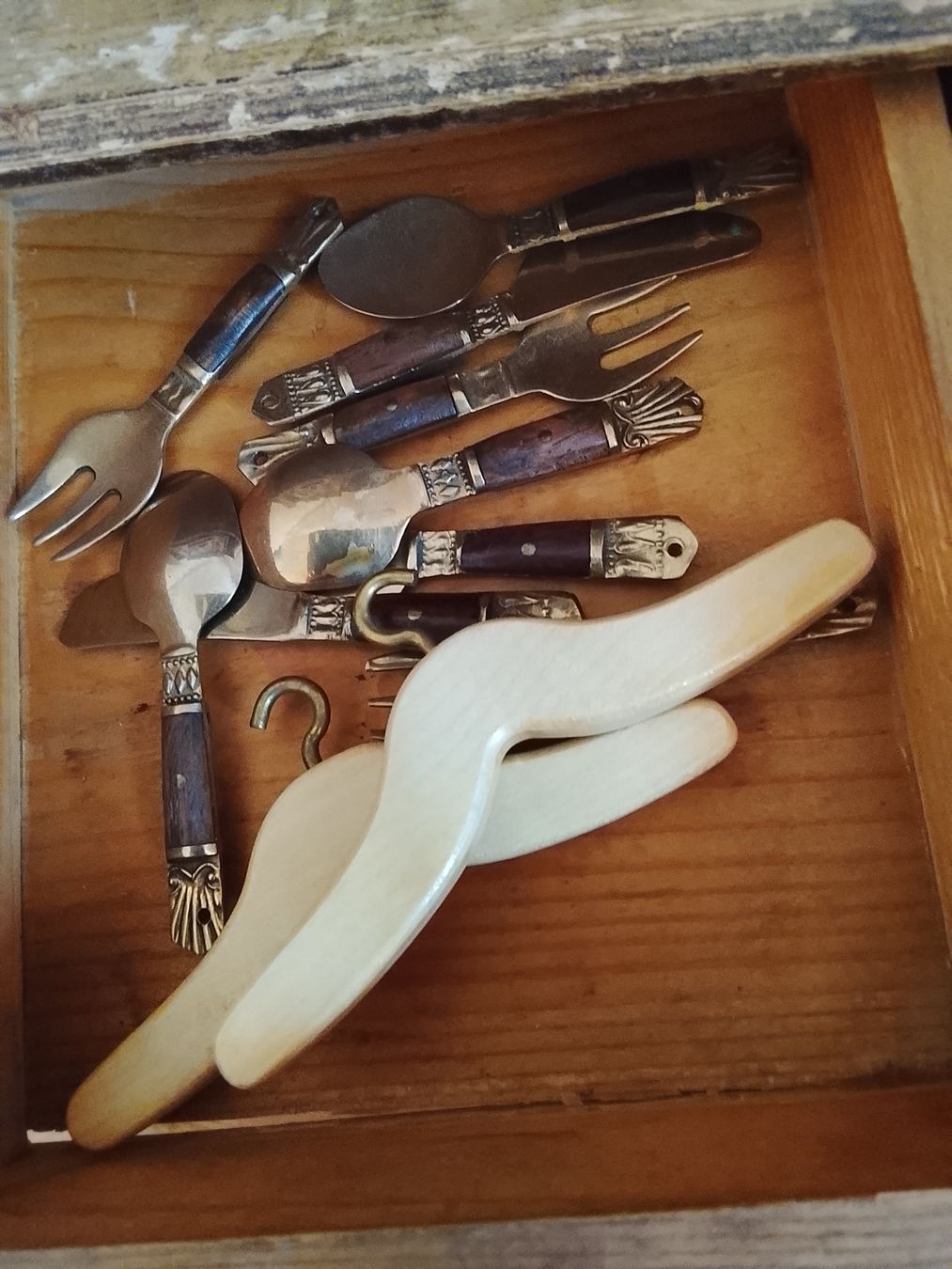 Credenze: Antikes Miniaturen-Buffet mit Besteck, restaurationsbedürfti – Usato da Kloten venduto da sus_2jb9 3