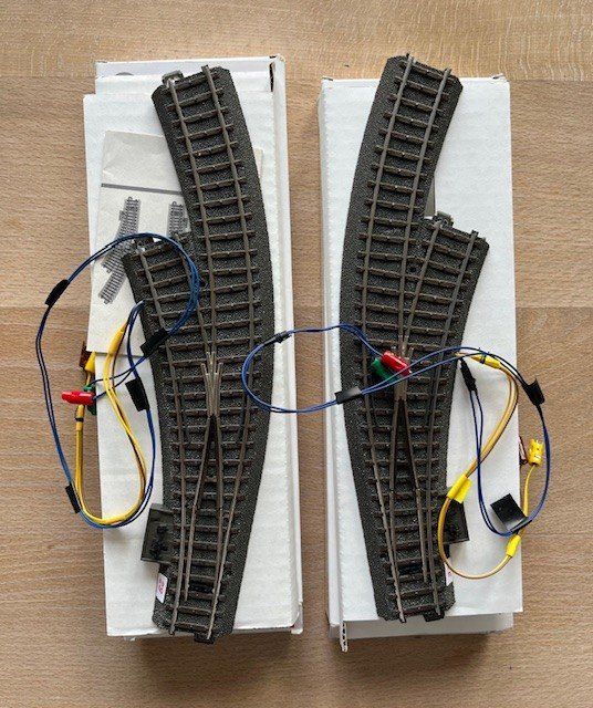 Märklin Modellini di ferrovie: 2x Bogenweiche (motorisiert) Märklin C-Gleis – Usato da Winterthur venduto da dond1