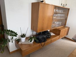 Wohnwand Holz mit Vitrine und Sideboard akzeptabel