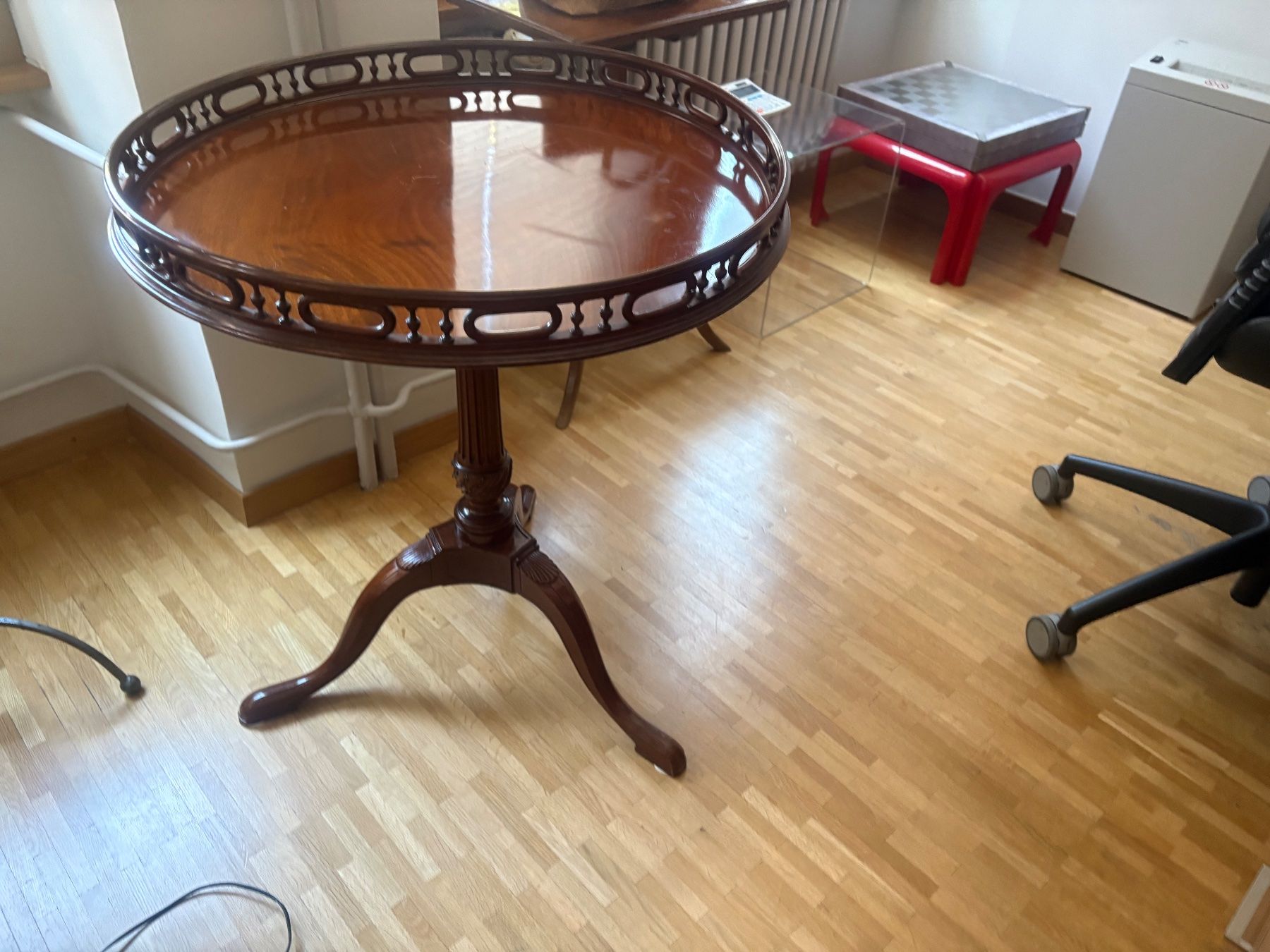 Tavoli: Guéridon style Chippendale - Table Tripode en Acajou – Usato da Genève venduto da Deldi13 1