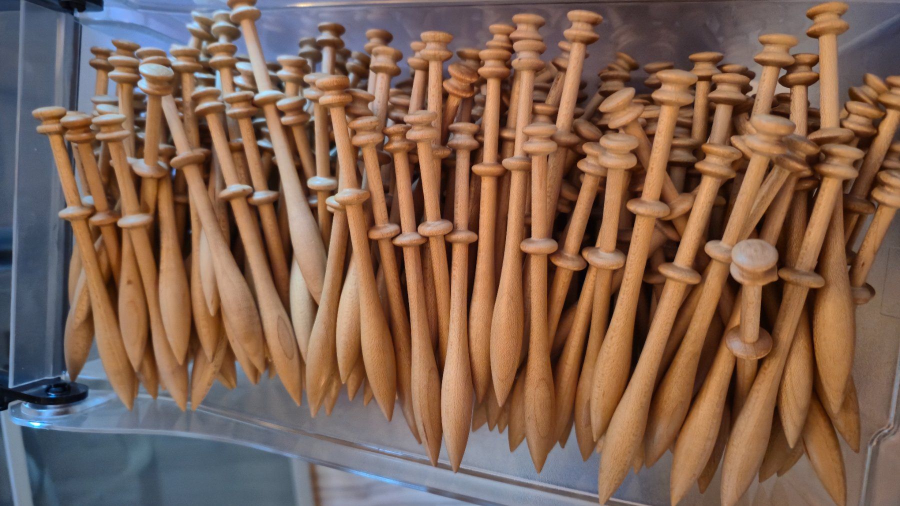 Articoli in legno: Fuseaux à dentelle Guatambu en bois – Usato da Muraz (Collombey) venduto da Kiriwi 1