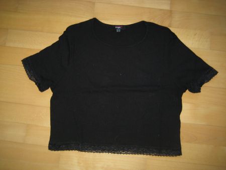 kurz Tshirt schwarz mit Spitzen an den Rädern Grösse XL
