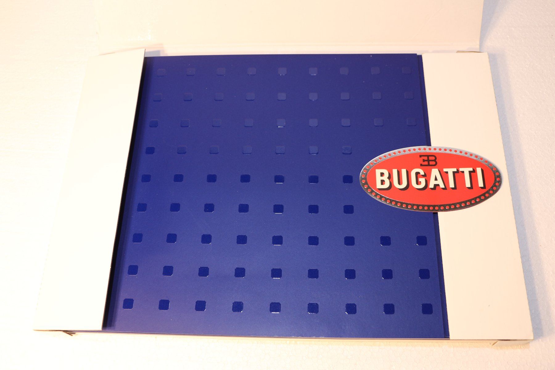 Bugatti Documenti: Pressemappe Bugatti Veyron 16.4 Genf 2003 – Nuovo e nell'imballaggio originale da Corminboeuf venduto da corbay