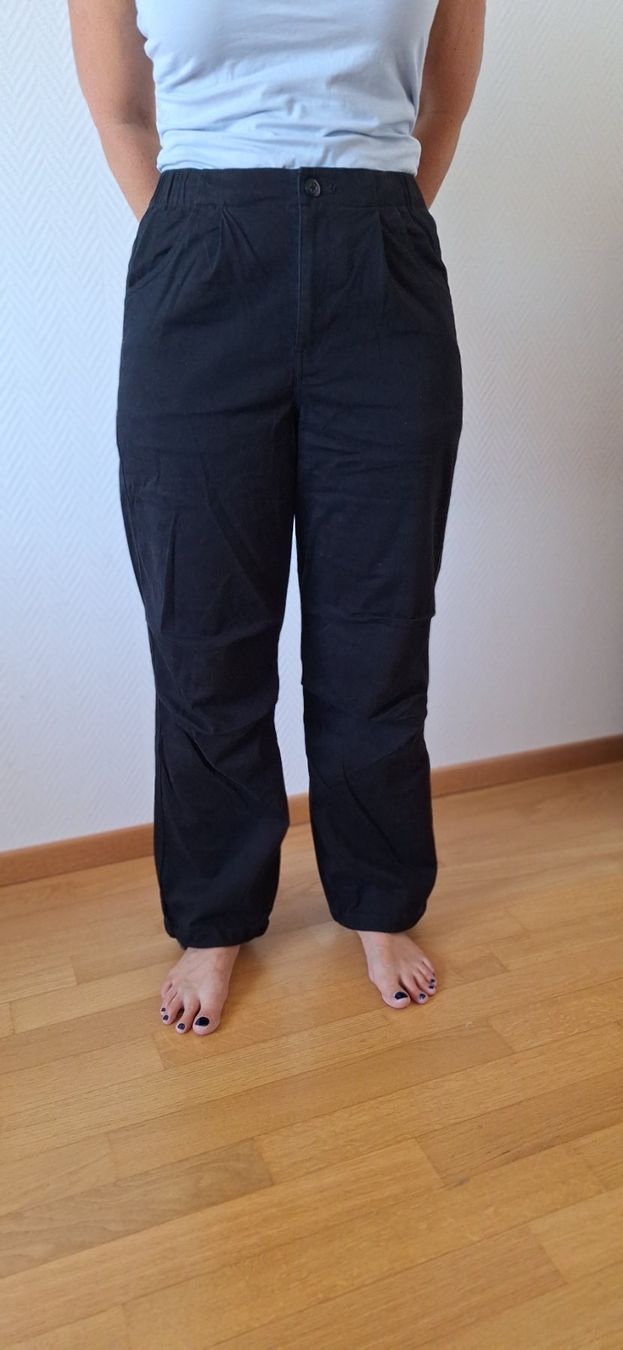 Pantaloni: Twik par Simons, pantalon noir – Nuovo e nell'imballaggio originale da Lussery-Villars venduto da pousinete02 5