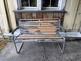 Robuste Gartenbank mit Metallgestell – Bastlerobjekt