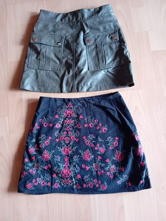 2 Jupes Zara, schwarz bestickt, grün/khaki faux leather XS