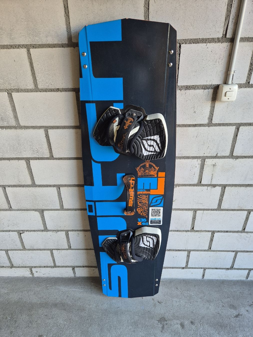 Aquilone: Kiteboard Switch blau schwarz mit Bindung 135 cm Länge – Usato da Laupen ZH venduto da Anropa08
