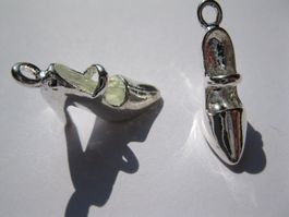 2 Anhänger Stöckelschuh, High Heels 3D, versilbert