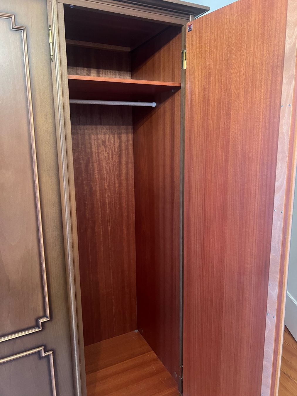 Armadi: Klassischer Holz-Kleiderschrank – Usato da Menziken venduto da mad_2pvh 4