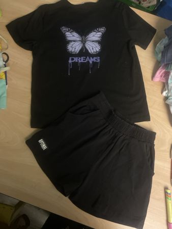 Schwarzes T-Shirt mit Schmetterling & kurze Hose, Gr.140