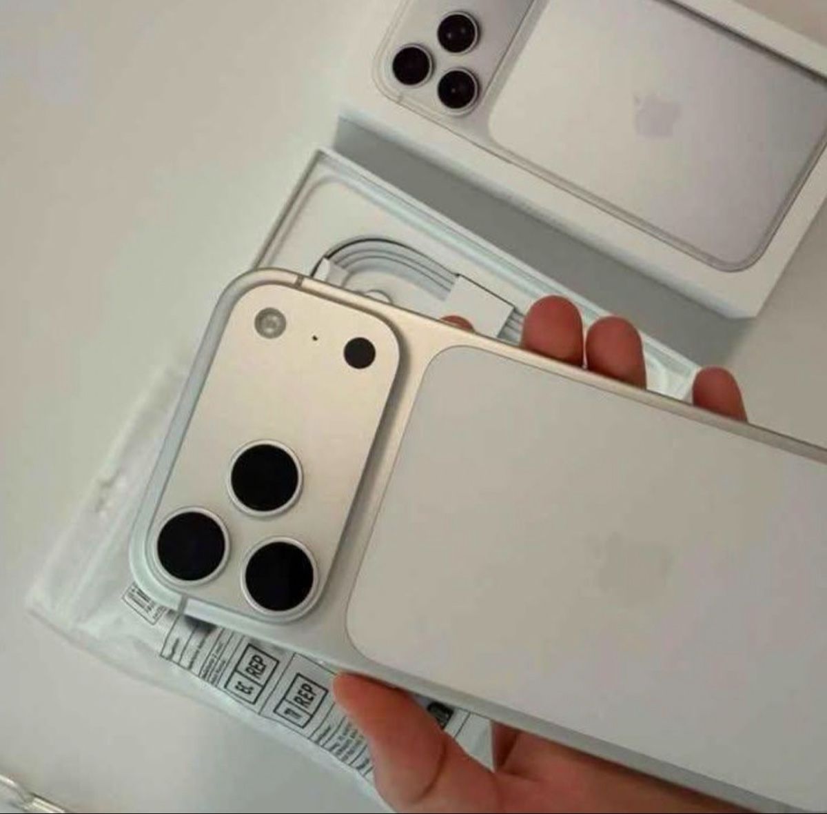 Apple Telefoni cellulari / Smartphones: 17 pro Max  – Nuovo (secondo la descrizione) da Gächlingen venduto da zal_ks2s 6