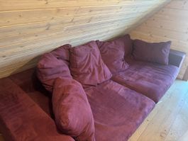 Sofa dunkelrot mit Flecken