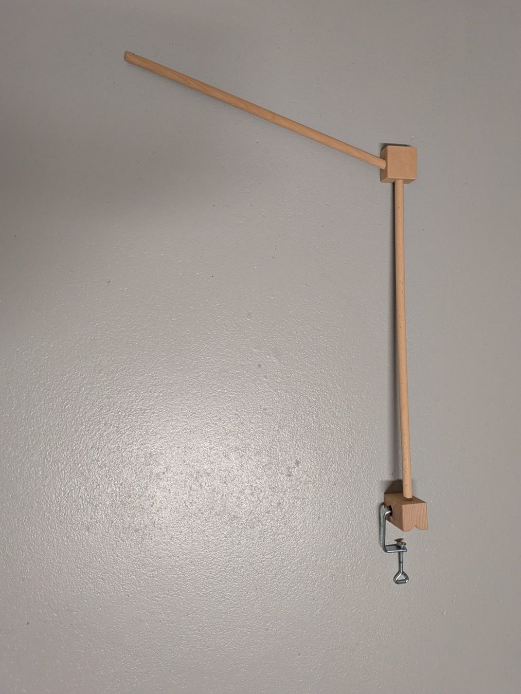 Spielzeuge: Baby Mobile Halter Holz – Gebraucht aus Dättlikon von AdiWinti