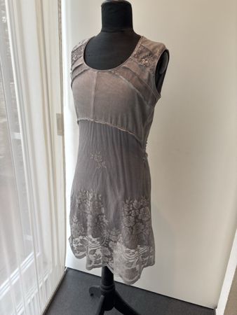 Kleid S mit Spitze wie neu