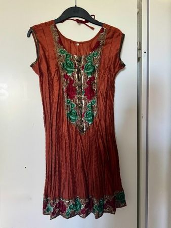 ORANGES KLEID IN DER GRÖSSE S